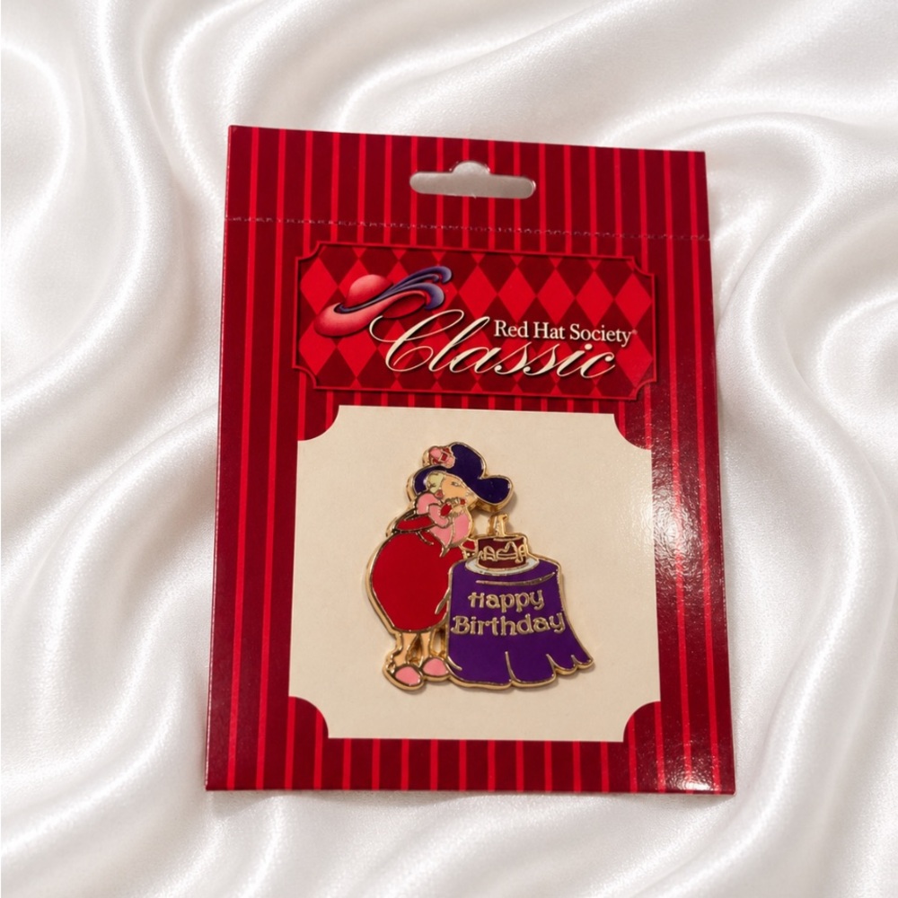RED HAT SOCIETY Classic Red & Purple Enamel 'Happy Birthday' Pin 💥🆕💥